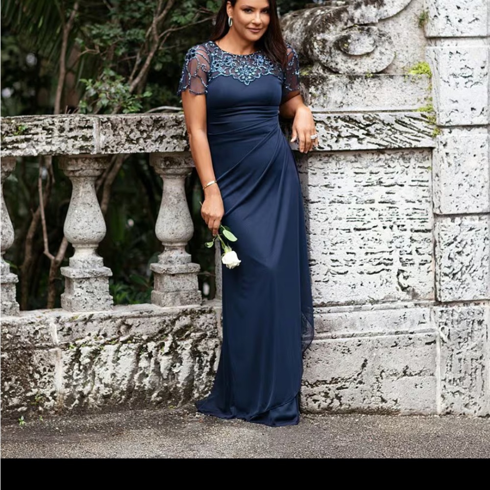 Evening Xscape  Long Dress  size 10  MSRP $268